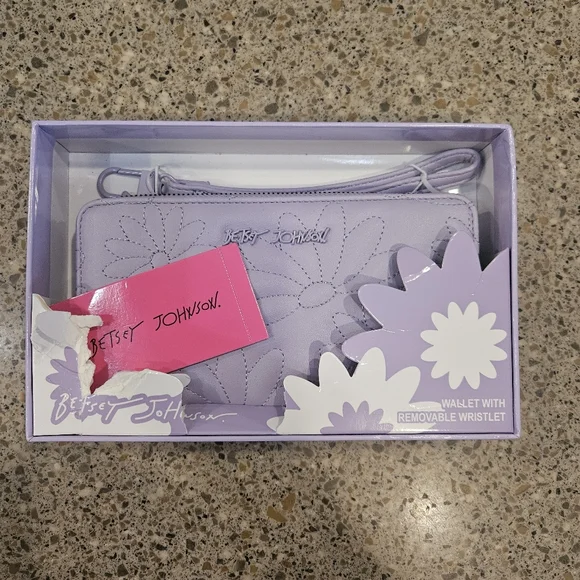 Betsey Johnson NWT Lavender Quilted Floral Zip Wallet Wristlet Spring Easter - Picture 4 of 4